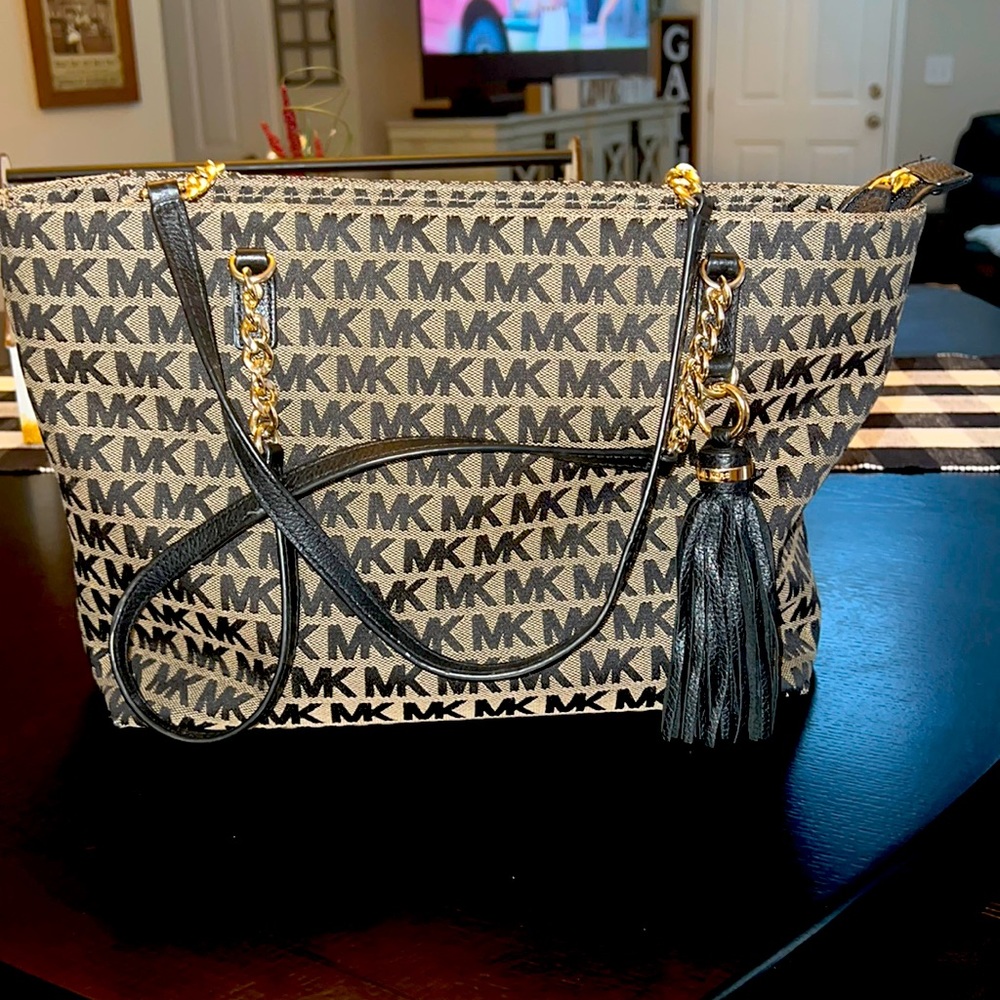 I am selling a beautiful Michael Kors used purse!